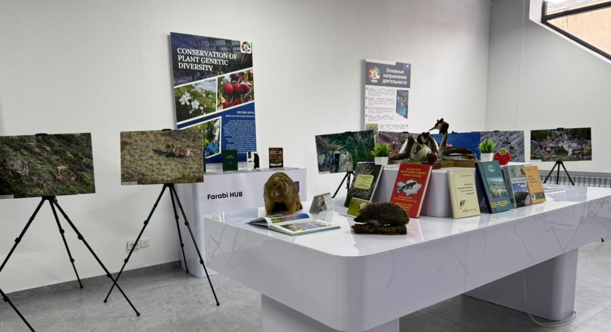 Іс-шараның тең ұйымдастырушысы ретінде Зоология институты қызметкерлерінің түсірген Қазақстан жануарлар әлеміне арналған фотокөрмесін және институттың ғылыми басылымдарының көрмесін ұсынды.