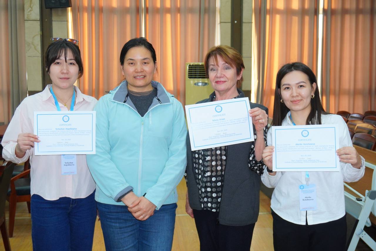 Сотрудники лаборатории гидробиологии и экотоксикологии Института зоологии РК на вручении сертификатов по участию в тренинге