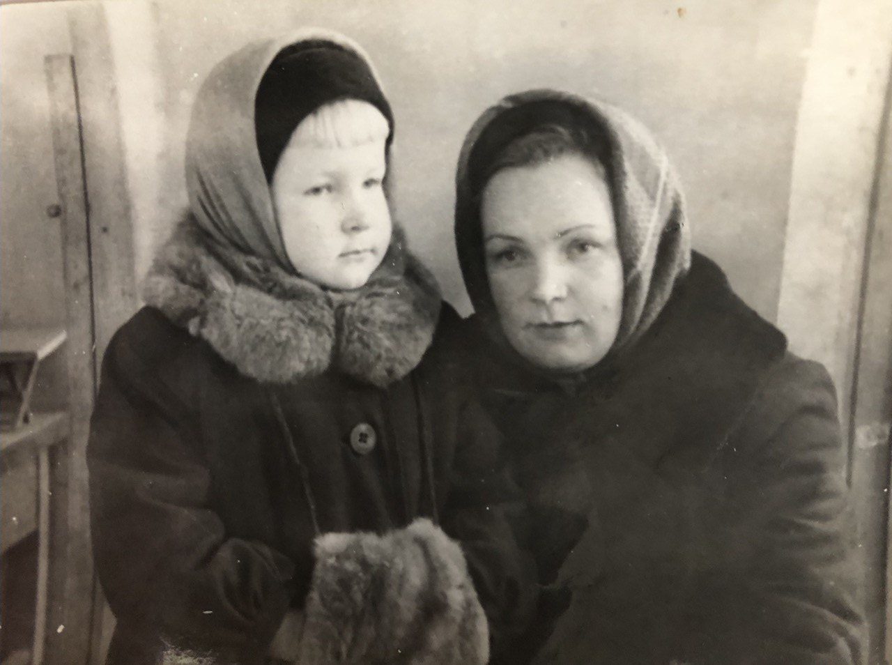 Агапова Антонина Ивановна с дочерью Татьяной (январь 1947 года)