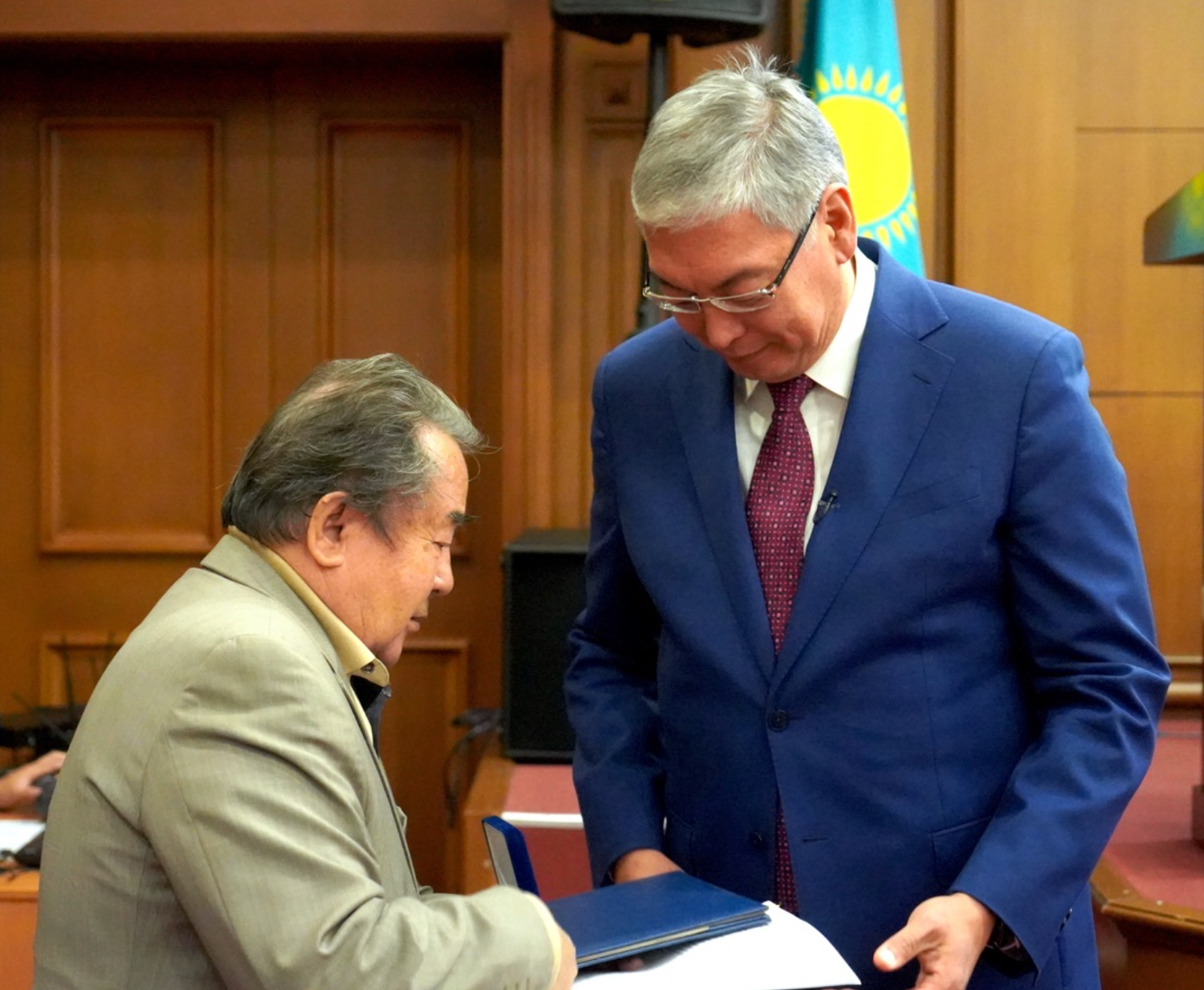 Вручение Щайкенову Блоку Шайкеновичу медали Блинникова за вклад в изобретательское и патентное дело РК