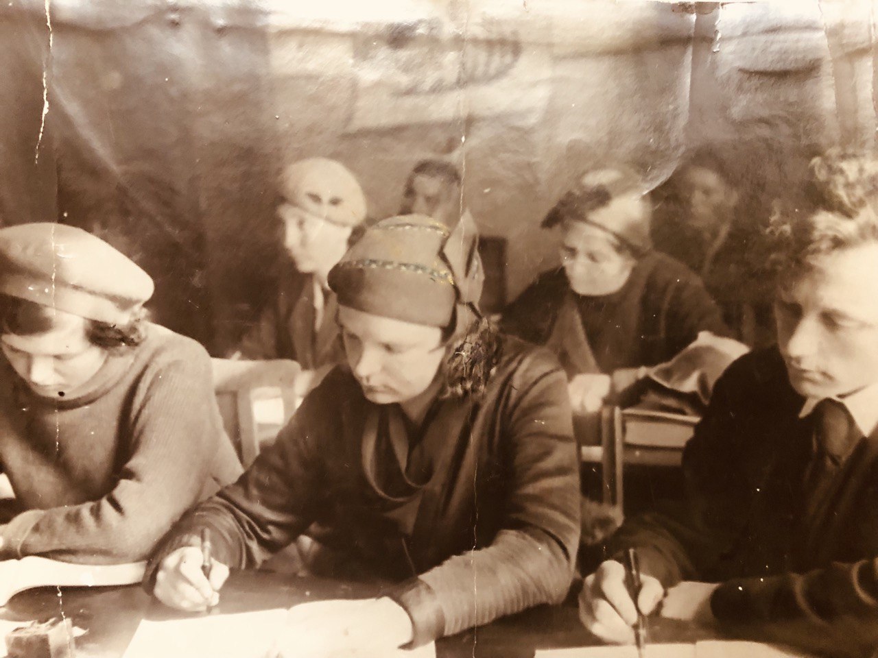 Первый курс биологического факультета Казахского государственного университета им. С.М. Кирова (1934 год). На фото слева направо: 1 ряд - Царева Е.И., Агапова А.И., Я. Алханов; 2 ряд - Н.К. Мячкова, Л. Белоусова