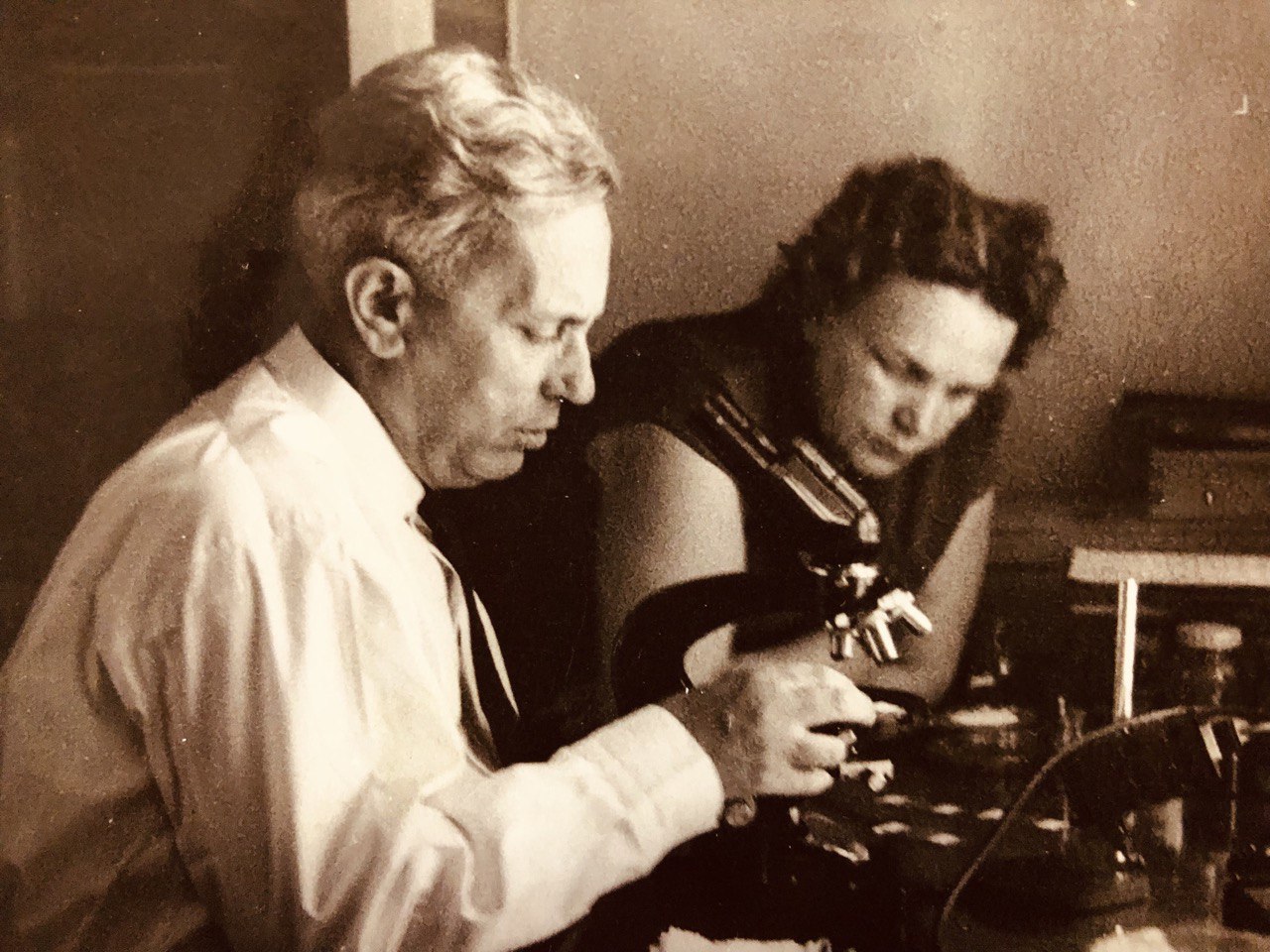 Просмотр препаратов новых видов гельминтов, Институт зоологии Ан КазССР
на фотографии: Б.Е. Быховский (академик АН СССР, директор ЗИН) и А.И. Агапова (доктор биологических наук)