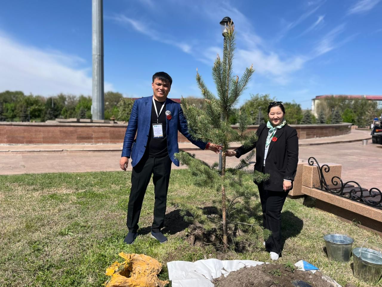 Посадка деревьев участниками научно-практического круглого стола 1 мая